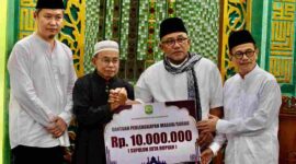 Wali Kota Tanjungpinang, Lis Darmansyah, bersama Wakil Wali Kota Raja Ariza melaksanakan Safari Ramadan perdana di Masjid Nurul Iman,  Jalan Pancur, Kelurahan Bukit Cermin, Rabu (5/3/2025) malam. Foto: INIKEPRI.COM/Diskominfo Tanjungpinang 
