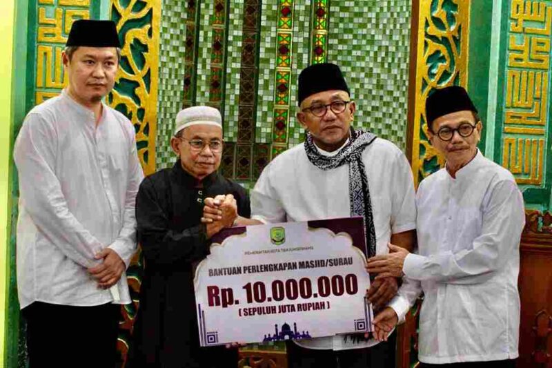 Wali Kota Tanjungpinang, Lis Darmansyah, bersama Wakil Wali Kota Raja Ariza melaksanakan Safari Ramadan perdana di Masjid Nurul Iman,  Jalan Pancur, Kelurahan Bukit Cermin, Rabu (5/3/2025) malam. Foto: INIKEPRI.COM/Diskominfo Tanjungpinang 