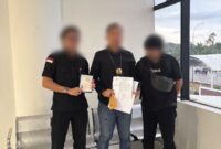 Bea Cukai Batam berhasil melakukan penindakan terhadap calon penumpang pesawat Batik Air berinisial KW yang merupakan DPO atas upaya penyelundupan 100 buah handphone bekas ditengah lonjakan arus mudik penumpang menjelang libur natal 2024 dan tahun baru 2025 yang lalu. Foto: INIKEPRI.COM/Bea Cukai Batam 