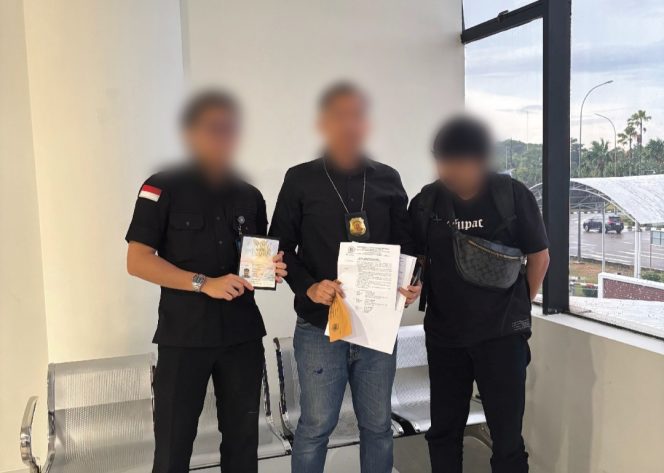 Bea Cukai Batam berhasil melakukan penindakan terhadap calon penumpang pesawat Batik Air berinisial KW yang merupakan DPO atas upaya penyelundupan 100 buah handphone bekas ditengah lonjakan arus mudik penumpang menjelang libur natal 2024 dan tahun baru 2025 yang lalu. Foto: INIKEPRI.COM/Bea Cukai Batam