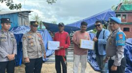 Dalam rangka memperingati Hari Ulang Tahun (HUT) Polda Kepri yang ke-20 tahun 2025 yang bertepatan dengan bulan suci Ramadhan 1446 H, Polres Lingga melalui Polsek Daik Lingga melaksanakan kegiatan bakti sosial yang dipimpin langsung oleh AKP Mayson Syafri, Kapolsek Daik Lingga. Foto: INIKEPRI.COM/Humas Polres Lingga 