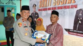 Dalam rangka memperingati Hari Ulang Tahun (HUT) ke-20 Polda Kepri, Polres Lingga menggelar kegiatan bakti sosial dengan menyalurkan 81 sembako kepada masyarakat Komunitas Adat Terpencil (KAT) di desa Sungai Buluh, Kecamatan Singkep Barat, Kabupaten Lingga, Selasa (4/3/2025). Foto: INIKEPRI.COM