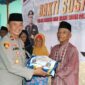 Dalam rangka memperingati Hari Ulang Tahun (HUT) ke-20 Polda Kepri, Polres Lingga menggelar kegiatan bakti sosial dengan menyalurkan 81 sembako kepada masyarakat Komunitas Adat Terpencil (KAT) di desa Sungai Buluh, Kecamatan Singkep Barat, Kabupaten Lingga, Selasa (4/3/2025). Foto: INIKEPRI.COM