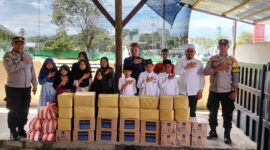 Dalam rangka memperingati Hari Ulang Tahun Polda Kepulauan Riau (Kepri) yang ke-20 dan bertepatan dengan bulan suci Ramadhan 1446 H, Polres Lingga melaksanakan kegiatan bakti sosial dengan memberikan bantuan paket sembako kepada Anak Panti Asuhan Kasih Ibu,Jumat (7/3/2025). Foto: INIKEPRI.COM