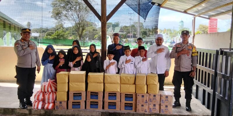 Dalam rangka memperingati Hari Ulang Tahun Polda Kepulauan Riau (Kepri) yang ke-20 dan bertepatan dengan bulan suci Ramadhan 1446 H, Polres Lingga melaksanakan kegiatan bakti sosial dengan memberikan bantuan paket sembako kepada Anak Panti Asuhan Kasih Ibu,Jumat (7/3/2025). Foto: INIKEPRI.COM