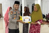 Polsek Singkep Barat menyalurkan bantuan sosial berupa paket sembako dari AKBP Apri Fajar Hermanto, S.I.K., Kapolres Lingga kepada warga yang membutuhkan, Minggu (9/03/2025) Sore. Foto: INIKEPRI.COM