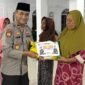 Polsek Singkep Barat menyalurkan bantuan sosial berupa paket sembako dari AKBP Apri Fajar Hermanto, S.I.K., Kapolres Lingga kepada warga yang membutuhkan, Minggu (9/03/2025) Sore. Foto: INIKEPRI.COM
