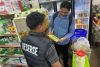 Satreskrim Polres Lingga melakukan pengecekan di sejumlah distributor dan toko di Dabo Singkep, Kabupaten Lingga, pada Kamis (13/3/2025). Foto: INIKEPRI.COM