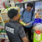 Satreskrim Polres Lingga melakukan pengecekan di sejumlah distributor dan toko di Dabo Singkep, Kabupaten Lingga, pada Kamis (13/3/2025). Foto: INIKEPRI.COM