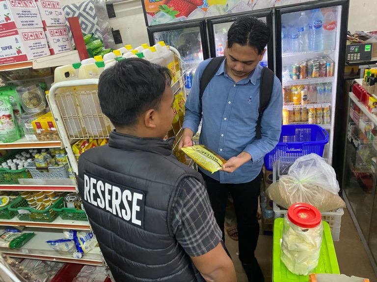 Satreskrim Polres Lingga melakukan pengecekan di sejumlah distributor dan toko di Dabo Singkep, Kabupaten Lingga, pada Kamis (13/3/2025). Foto: INIKEPRI.COM