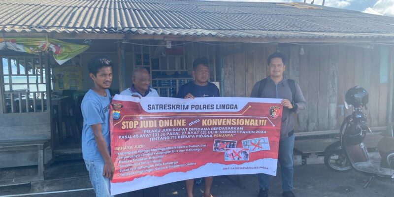 Personel Satreskrim Polres Lingga menggelar kegiatan sosialisasi bahaya judi online kepada masyarakat di Pelabuhan Dabo Singkep, Sabtu (15/3/2025). Foto: INIKEPRI.COM