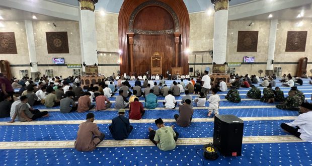 Pemerintah Daerah Kabupaten Natuna menggelar peringatan Malam Nuzulul Qur’an 1446 Hijiriah di Masjid Agung, Kecamatan Bunguran Timur, Minggu (16/03/2025). Foto: INIKEPRI.COM