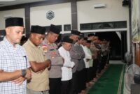 Polres Lingga menggelar salat Ghoib Sebagai bentuk penghormatan dan Do’a kepada tiga Personel Polres Way Kanan yang telah gugur saat menjalankan tugas, yang dilaksanakan di Masjid Al-Munawwar Mapolres Lingga, Selasa (18/3/2025). Foto: INIKEPRI.COM/Polres Lingga 