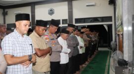 Polres Lingga menggelar salat Ghoib Sebagai bentuk penghormatan dan Do’a kepada tiga Personel Polres Way Kanan yang telah gugur saat menjalankan tugas, yang dilaksanakan di Masjid Al-Munawwar Mapolres Lingga, Selasa (18/3/2025). Foto: INIKEPRI.COM/Polres Lingga 