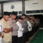 Polres Lingga menggelar salat Ghoib Sebagai bentuk penghormatan dan Do’a kepada tiga Personel Polres Way Kanan yang telah gugur saat menjalankan tugas, yang dilaksanakan di Masjid Al-Munawwar Mapolres Lingga, Selasa (18/3/2025). Foto: INIKEPRI.COM/Polres Lingga 