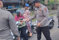 Satuan Tahanan dan Barang Bukti (Sat Tahti) Polres Lingga menggelar aksi sosial dengan membagikan takjil kepada masyarakat di Dabo Singkep. Foto: INIKEPRI.COM