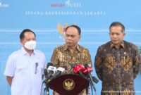 Menteri Dalam Negeri Tito Karnavian, Menteri Koperasi Budi Arie Setiadi, Wakil Menteri Koperasi Ferry Yuliantono saat memberikan keterangannya kepada awak media usai rapat terbatas bersama sejumlah Menteri Kabinet Merah Putih yang dipimpin Presiden Prabowo Subianto membahas rencana pembentukan Koperasi Desa Merah Putih di Istana Merdeka. Foto: Tangkapan Layar Youtube Setkab