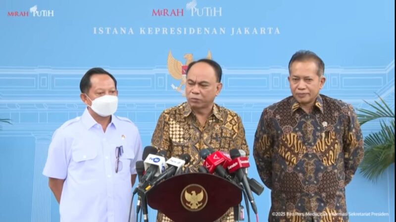 Menteri Dalam Negeri Tito Karnavian, Menteri Koperasi Budi Arie Setiadi, Wakil Menteri Koperasi Ferry Yuliantono saat memberikan keterangannya kepada awak media usai rapat terbatas bersama sejumlah Menteri Kabinet Merah Putih yang dipimpin Presiden Prabowo Subianto membahas rencana pembentukan Koperasi Desa Merah Putih di Istana Merdeka. Foto: Tangkapan Layar Youtube Setkab