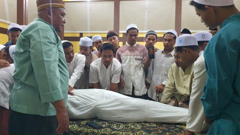 Antusiasme Tinggi, MA Mambaus Sholihin Bintan Gelar Pembekalan Mengurus Jenazah bersama Ustadz Buang Syamsuri. Foto: INIKEPRI.COM