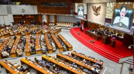 Suasana Rapat Paripurna ke-15 DPR Masa Persidangan II Tahun Sidang 2024-2025 di Kompleks Parlemen, Senayan, Jakarta, Kamis (20/3/2025). Rapat Paripurna tersebut menyetujui Rancangan Undang-Undang tentang Perubahan atas Undang-Undang Nomor 34 Tahun 2004 tentang Tentara Nasional Indonesia atau RUU TNI untuk disahkan menjadi undang-undang. ANTARA FOTO/Rivan Awal Lingga/nym.