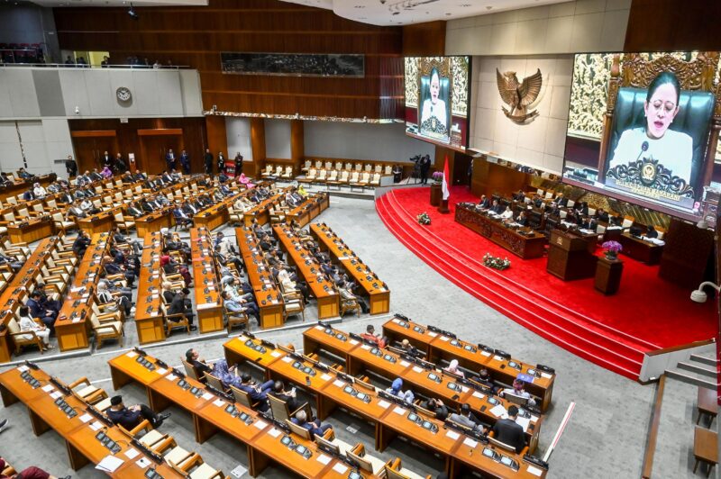 Suasana Rapat Paripurna ke-15 DPR Masa Persidangan II Tahun Sidang 2024-2025 di Kompleks Parlemen, Senayan, Jakarta, Kamis (20/3/2025). Rapat Paripurna tersebut menyetujui Rancangan Undang-Undang tentang Perubahan atas Undang-Undang Nomor 34 Tahun 2004 tentang Tentara Nasional Indonesia atau RUU TNI untuk disahkan menjadi undang-undang. ANTARA FOTO/Rivan Awal Lingga/nym.