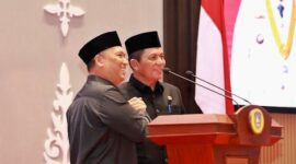 Gubernur Kepulauan Riau (Kepri), H. Ansar Ahmad, didampingi Wakil Gubernur Kepri, Nyanyang Haris Pratamura, menyampaikan pidato perdana Gubernur dan Wakil Gubernur Kepri masa jabatan 2025-2030 pada Rapat Paripurna DPRD Kepri, Rabu (5/3/2025). Foto: INIKEPRI.COM/Diskominfo Kepri 