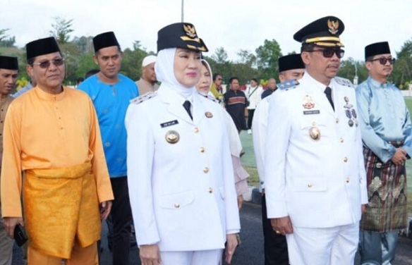 Bupati Natuna Cen Sui Lan dan Wakil Bupati Natuna Jarmin Sidik disambut dengan syukuran, saat tiba di Natuna, Sabtu (1/3/2025). Foto: Istimewa