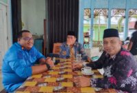 Kepala Kemenag Lingga Drs.H.Erman Zaruddin,M.M.Pd sedang berbincang dengan Kepala UPTD Pelabuhan Dishub Kepri, Aryanto,S.Mn. Foto: INIKEPRI.COM