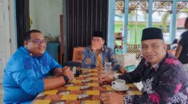 Kepala Kemenag Lingga Drs.H.Erman Zaruddin,M.M.Pd sedang berbincang dengan Kepala UPTD Pelabuhan Dishub Kepri, Aryanto,S.Mn. Foto: INIKEPRI.COM