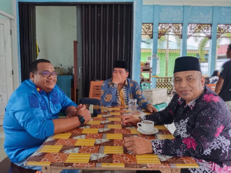 Kepala Kemenag Lingga Drs.H.Erman Zaruddin,M.M.Pd sedang berbincang dengan Kepala UPTD Pelabuhan Dishub Kepri, Aryanto,S.Mn. Foto: INIKEPRI.COM