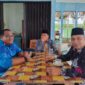 Kepala Kemenag Lingga Drs.H.Erman Zaruddin,M.M.Pd sedang berbincang dengan Kepala UPTD Pelabuhan Dishub Kepri, Aryanto,S.Mn. Foto: INIKEPRI.COM