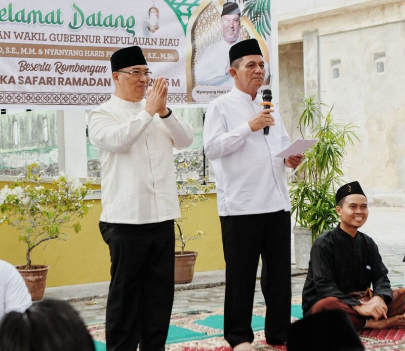Safari Ramadan dan berbuka puasa bersama jamaah Masjid Al Amin, Perum Telaga Surya Regency, Tanjung Uban, Kabupaten Bintan. Foto: INIKEPRI.COM/Diskominfo Kepri 
