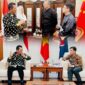 Gubernur Kepulauan Riau H. Ansar Ahmad melakukan audiensi dengan Duta Besar Republik Rakyat Tiongkok (RRT) untuk Indonesia, Wang Lutong, serta Duta Besar Vietnam untuk Indonesia, Ta Van Thong, dalam dua pertemuan terpisah di Kedutaan Besar masing-masing negara di Jakarta, Rabu (26/3/2025). Dalam kesempatan ini, Gubernur Ansar didampingi oleh Bupati Natuna, Cen Sui Lan. Foto: INIKEPRI.COM/Diskominfo Kepri 