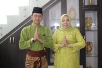 Wali Kota Batam Amsakar Achmad dan istri Erlita Sari. Foto: INIKEPRI.COM
