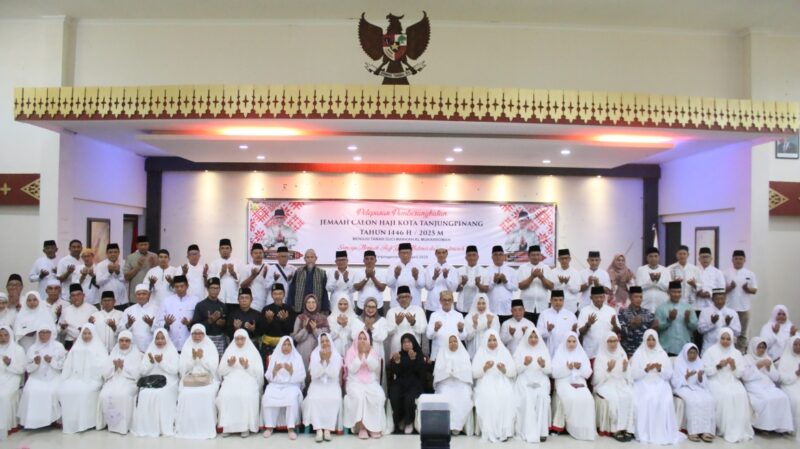 Pemerintah Kota (Pemko) Tanjungpinang menggelar acara pelepasan Jemaah Calon Haji (JCH) Tahun 1446 H/2025 M, di Gedung Wanita Tun Fatimah, Minggu (27/4). Foto: INIKEPRI.COM/Diskominfo Tanjungpinang 