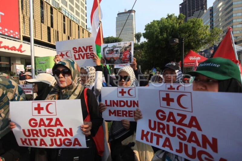 Sejumlah aktivis kemanusiaan melakukan unjuk rasa di depan Gedung Sarinah, Jakarta, Senin (7/4/2025). Aksi yang dilakukan tenaga medis, mahasiswa, relawan, serta masyarakat sipil itu sebagai bentuk solidaritas bagi penyerangan terhadap tenaga medis, ambulans, dan rumah sakit oleh Israel di Gaza, Palestina. Foto: ANTARA FOTO/Reno Esnir/app/YU