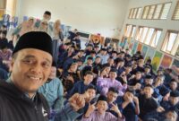 Amrie Poerbha Yogya Sayektie, penyuluh agama Islam non-ASN yang lebih dikenal dengan nama panggungnya: Kak Aam “Sabarmen”. Foto: INIKEPRI.COM