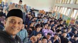 Amrie Poerbha Yogya Sayektie, penyuluh agama Islam non-ASN yang lebih dikenal dengan nama panggungnya: Kak Aam “Sabarmen”. Foto: INIKEPRI.COM