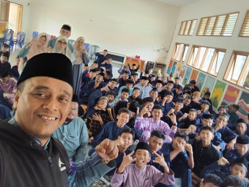 Amrie Poerbha Yogya Sayektie, penyuluh agama Islam non-ASN yang lebih dikenal dengan nama panggungnya: Kak Aam “Sabarmen”. Foto: INIKEPRI.COM