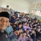 Amrie Poerbha Yogya Sayektie, penyuluh agama Islam non-ASN yang lebih dikenal dengan nama panggungnya: Kak Aam “Sabarmen”. Foto: INIKEPRI.COM