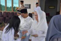 Cen Sui Lan, menggelar open house di kediaman dinasnya pada Senin (31/3) usai melaksanakan Salat Id di Masjid Agung Baitul Izza. Foto: INIKEPRI.COM