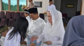 Cen Sui Lan, menggelar open house di kediaman dinasnya pada Senin (31/3) usai melaksanakan Salat Id di Masjid Agung Baitul Izza. Foto: INIKEPRI.COM