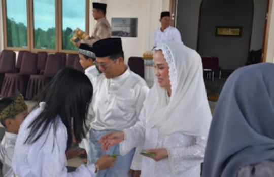 Cen Sui Lan, menggelar open house di kediaman dinasnya pada Senin (31/3) usai melaksanakan Salat Id di Masjid Agung Baitul Izza. Foto: INIKEPRI.COM