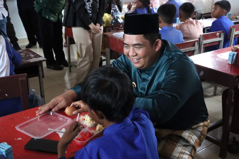Bupati Bintan Roby Kurniawan secara resmi meluncurkan Program Kolaborasi Pemerintah Kabupaten Bintan bersama PT. Bintan Alumina Indonesia dalam mendukung program nasional Makan Bergizi Gratis (MBG). Didampingi Wakil Bupati Bintan Deby Maryanti, kegiatan dilaksanakan di SDN 005 Gunung Kijang dan SMPN 27 Bintan, Kamis (17/4/2025). Foto: INIKEPRI.COM