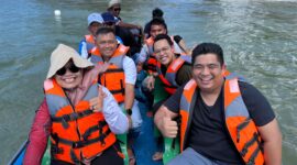 Bupati Bintan Roby Kurniawan dengan penuh semangat menyaksikan Bintan Regatta yang digelar oleh Bintan Resorts bersama Changi Sailing Club untuk ketiga kalinya. Foto: INIKEPRI.COM