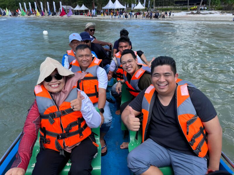 Bupati Bintan Roby Kurniawan dengan penuh semangat menyaksikan Bintan Regatta yang digelar oleh Bintan Resorts bersama Changi Sailing Club untuk ketiga kalinya. Foto: INIKEPRI.COM