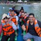 Bupati Bintan Roby Kurniawan dengan penuh semangat menyaksikan Bintan Regatta yang digelar oleh Bintan Resorts bersama Changi Sailing Club untuk ketiga kalinya. Foto: INIKEPRI.COM