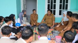 Bupati Bintan Roby Kurniawan bersama 20 Pemuda Terpilih dalam program Bintan Young Leaders melakukan kunjungan langsung ke Sentra Kerupuk Kelurahan Sei Lekop Kijang. Foto: INIKEPRI.COM
