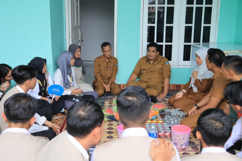 Bupati Bintan Roby Kurniawan bersama 20 Pemuda Terpilih dalam program Bintan Young Leaders melakukan kunjungan langsung ke Sentra Kerupuk Kelurahan Sei Lekop Kijang. Foto: INIKEPRI.COM