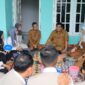 Bupati Bintan Roby Kurniawan bersama 20 Pemuda Terpilih dalam program Bintan Young Leaders melakukan kunjungan langsung ke Sentra Kerupuk Kelurahan Sei Lekop Kijang. Foto: INIKEPRI.COM